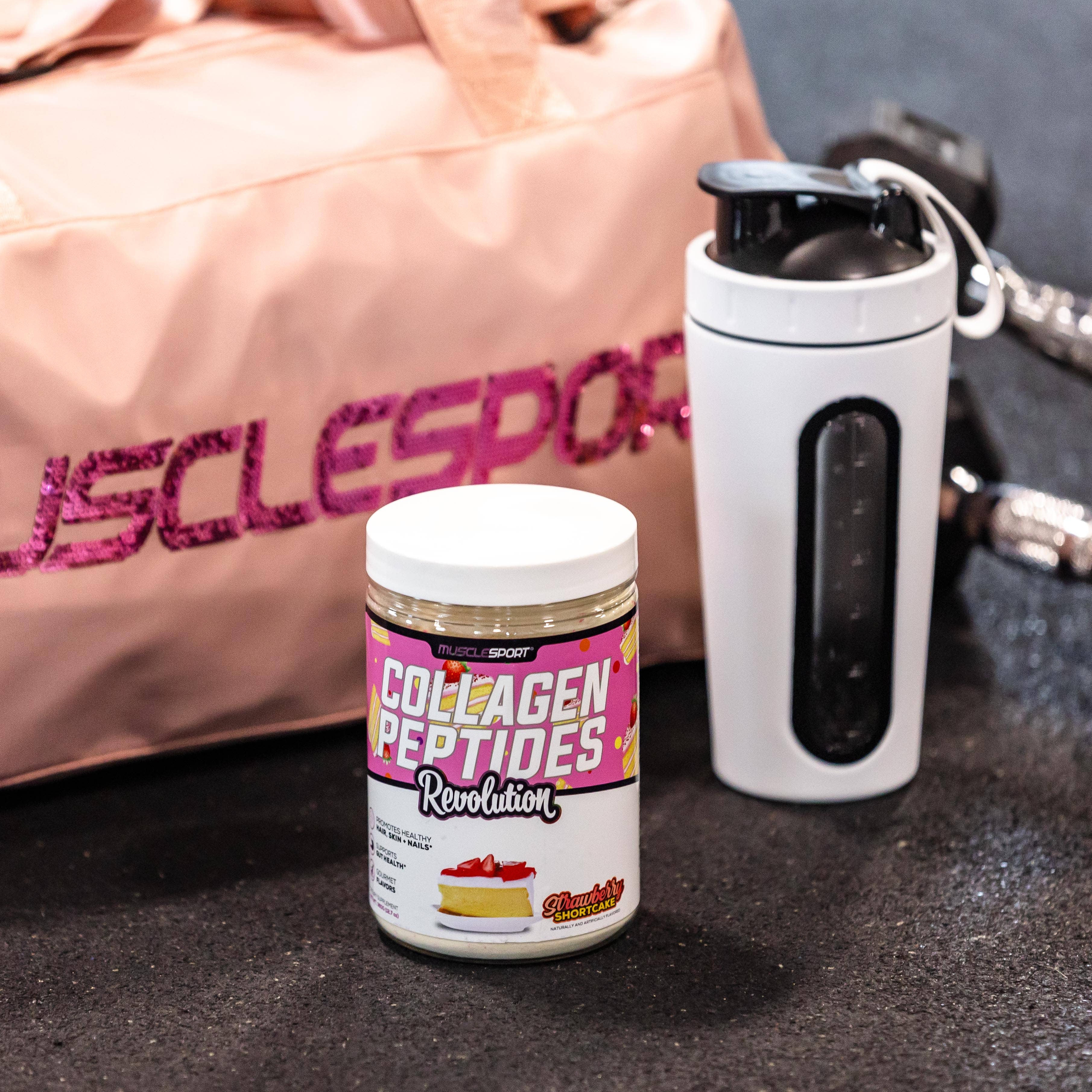 Strawberry Shortcake flavor of MuscleSport Collagen Peptides Revolution with gym bag and shaker, ideal for fitness and beauty nutrition support.